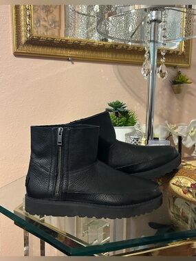 UGG Deconstructed Mini Zip Black Leather Womens Ankle Zip Boots Size 9